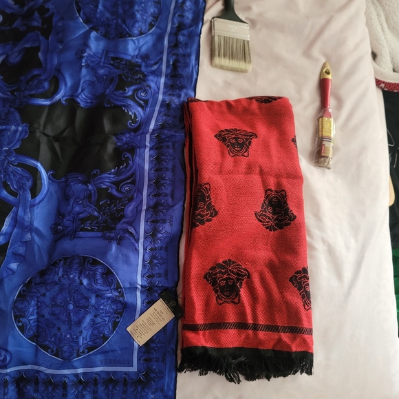 COPY - Versace Silk/blue, Red soft Scarf... Fabulous colors and detail... - Picture 6 of 7